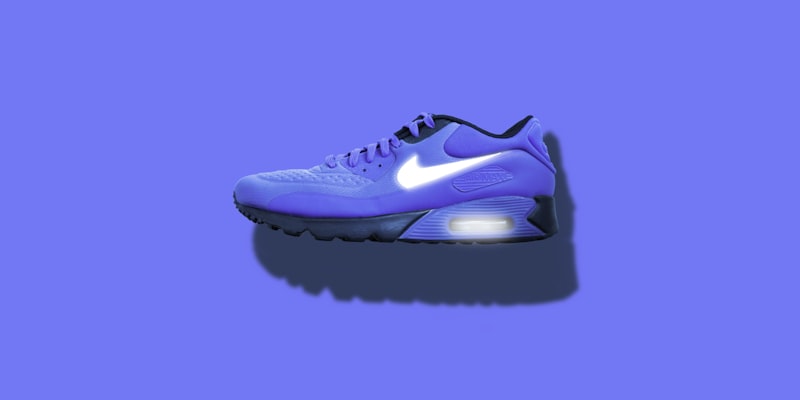 荧光色专业跑步鞋在运动场景展示