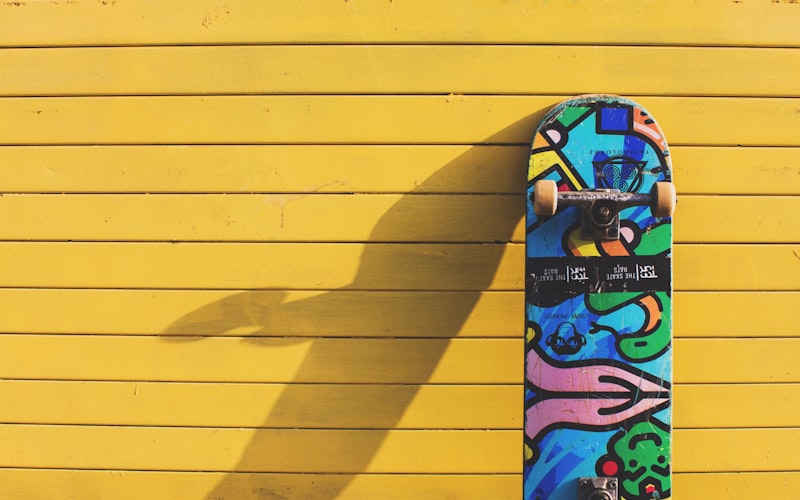 年轻人在城市街头进行滑板运动的动态场景