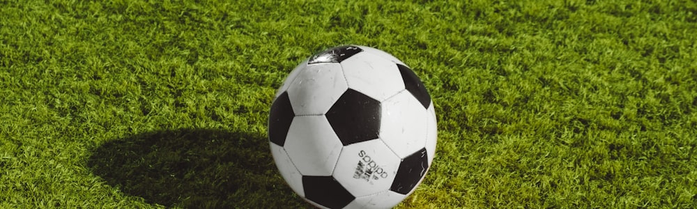 足球战术深度解析文章配图 - 教练在战术板前讲解阵型，画面聚焦于4-3-3阵型图示