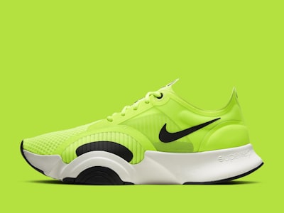 专业竞速跑鞋产品展示 - 流线型鞋身，轻量化中底科技特写